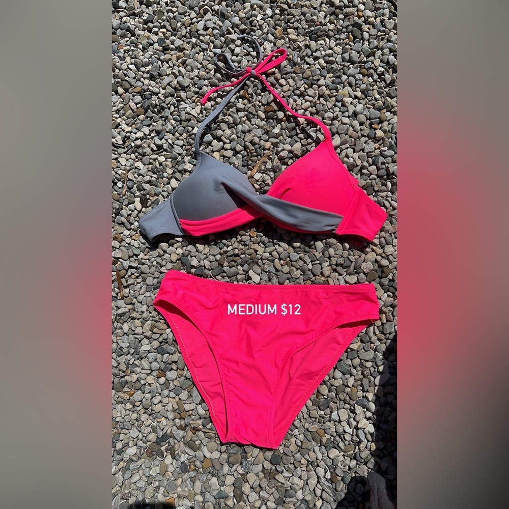 Bikinis - Picture 3 of 4